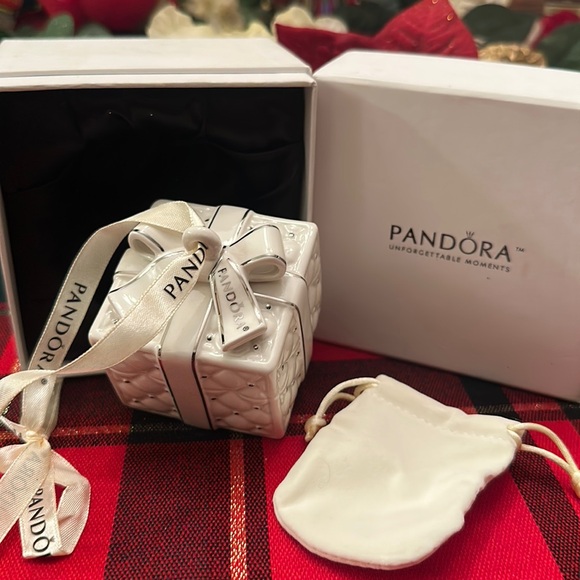 Pandora 2016 Christmas Present Ornament Limited Edition - Picture 1 of 7